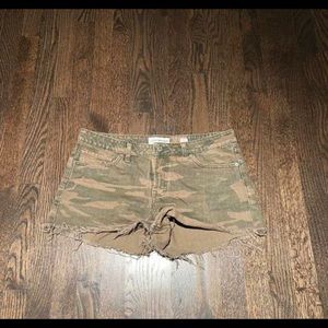 super cute LUCKY cut of denim shorts! great condition no signs of wear:)